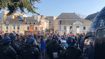 Les forains face aux forces de l’ordre devant la mairie du Mans