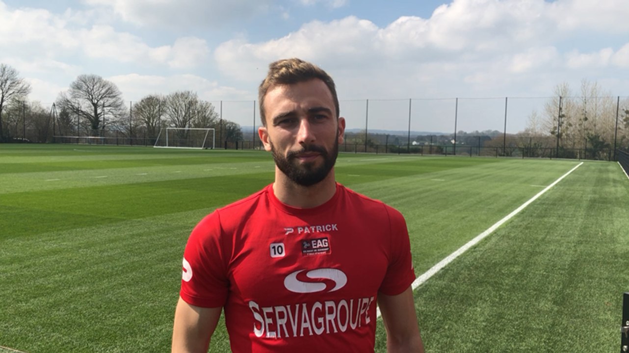 Nicolas Benezet présente ses protège-tibias