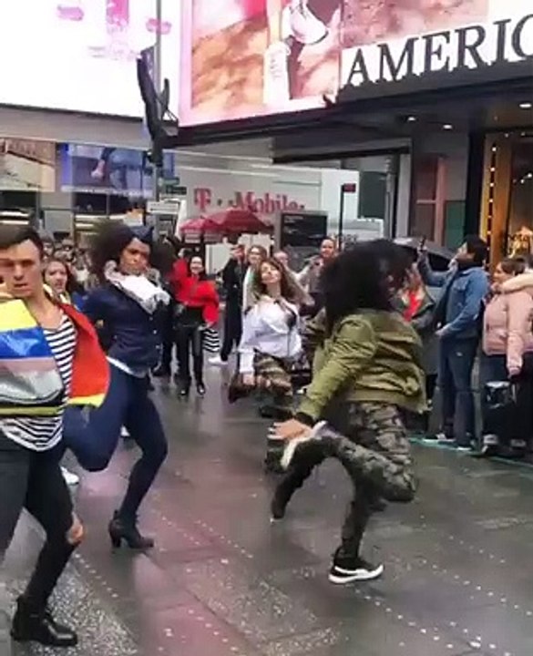 Pabllo Vittar em New York + Buniza na  Time Square