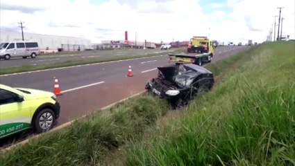 Carro fica destruído em acidente na BR-277