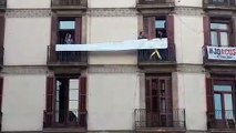 Pengen la pancarta del llaç blanc a la plaça de Sant Jaume