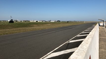 Découverte du pilotage sur la piste du pôle automobile