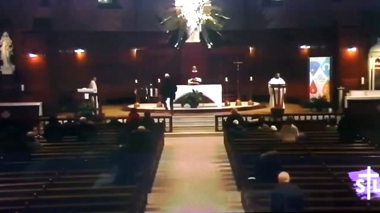 Apuñalan a Cura mientras transmitían Misa en Vivo en Montreal