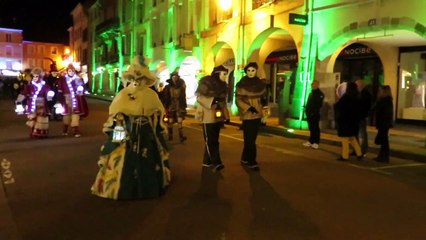 La parade aux lanternes éclaire la nuit du Carnaval vénitien de Remiremont