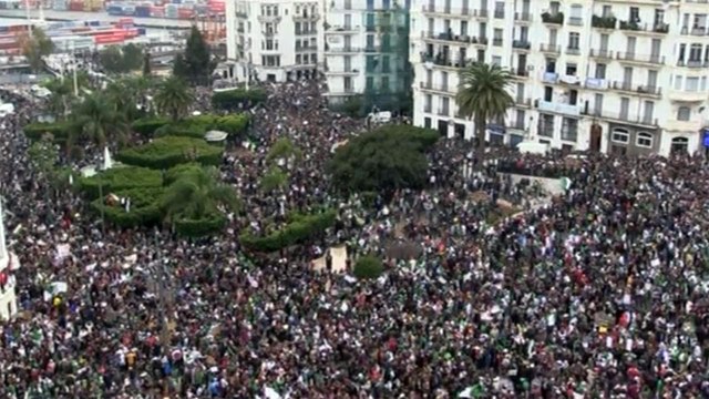 بجمعتهم الخامسة.. الجزائريون ينظمون مظاهرات حاشدة للمطالبة بتغيير النظام