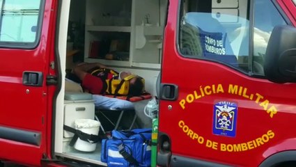 Homem é socorrido após colisão entre carro e moto