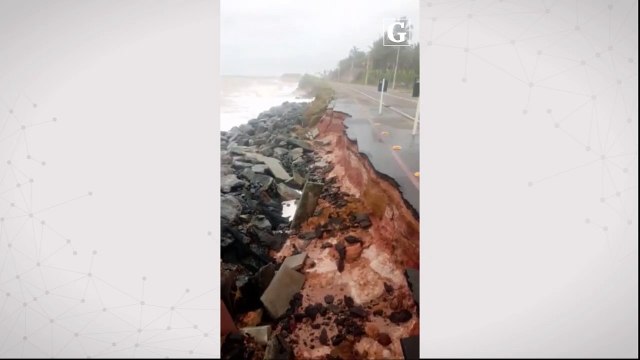 Ressaca atinge asfalto e contenções em Meaípe, Guarapari