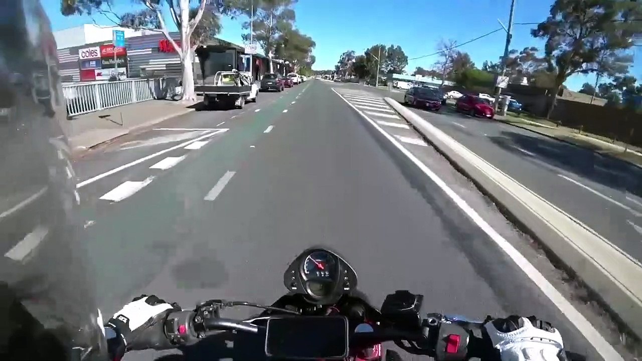 Le beau geste de ce motard qui s'arrête pour aider une vielle dame tombée au sol
