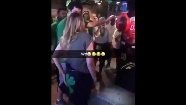 Drôle de façon d'utiliser un punching ball à la fête foraine !