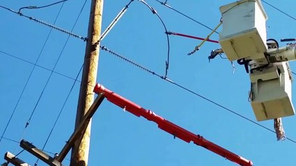 Cet électricien coupe une ligne électrique très haute tension : arc électrique impressionnant