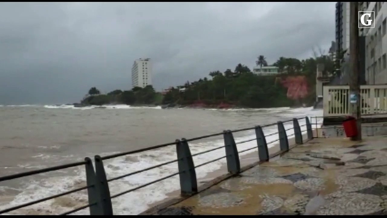 Ressaca atinge prédios na orla da Praia da Arei...