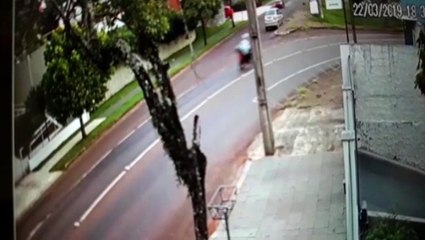 Câmera flagra colisão entre carro e moto no Centro