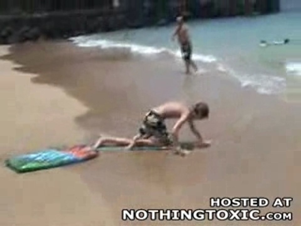 Régis fait du surf