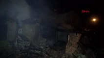 Tekirdağ'da Aynı Gece 2 Ev Yandı; Ev Sahibi İş Makinesiyle Evini Yıktırdı