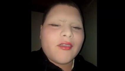 Morro Meco Muestra Su Intento De Quitarse Las Cejas A Lo DragQueen Y Falla.