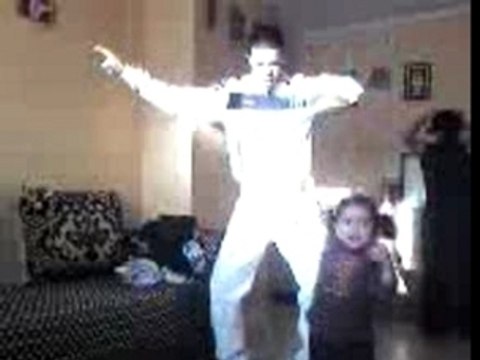 goldenbrams et sa tit seur en mode electro dance