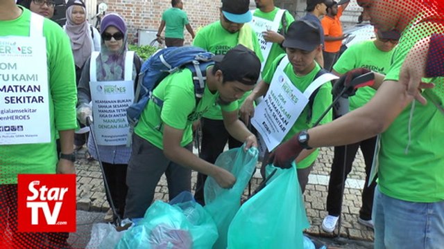 Solidarity March: Volunteers and rally goers help to clean up streets