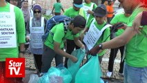 Solidarity March: Volunteers and rally goers help to clean up streets