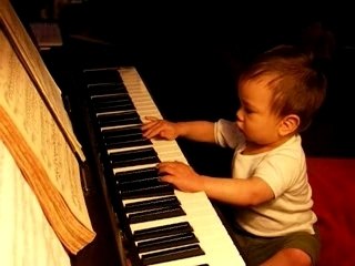 Hadrien joue du piano