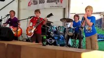 Un groupe de gamins de 8 ans joue parfaitement du heavy metal