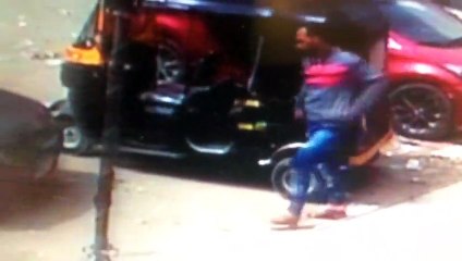 لحظة سرقة بطارية سيارة أثناء توقفها بشبرا الخيمة