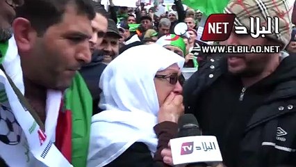 Algérie : émotion d'une mère de famille dans une marches anti-régime
