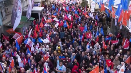 Скачать видео: Binali Yıldırım, AK Parti Bahçelievler İlçe Başkanlığı önünde otobüs üzerinden vatandaşlara hitap etti - İSTANBUL