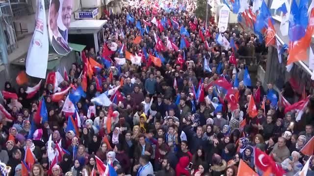 Binali Yıldırım, AK Parti Bahçelievler İlçe Başkanlığı Önünde Otobüs Üzerinden Vatandaşlara Hitap...