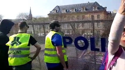 Les gilets jaunes devant les barrières de protection
