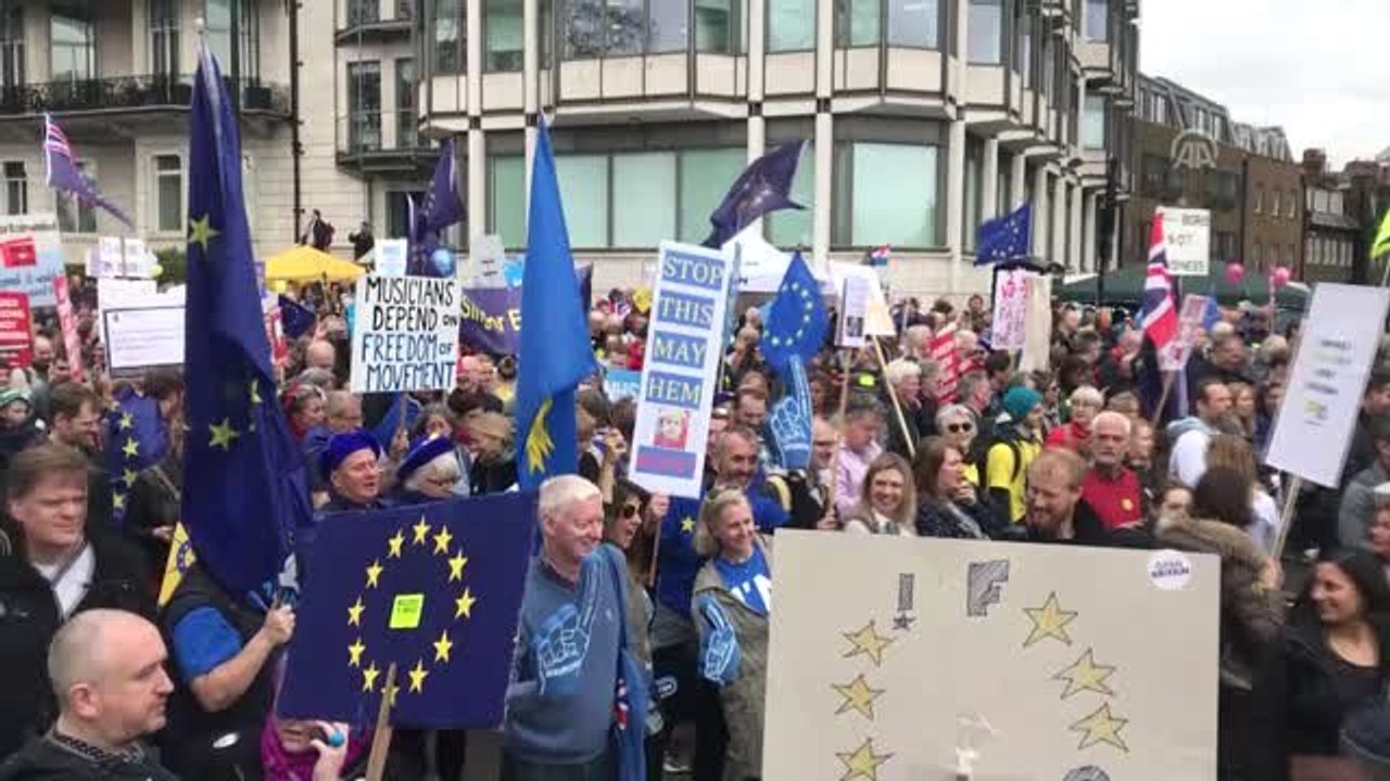 Brexit Konusunda Yeni Referandum Yapılmasını İsteyen Gruplar Yürüyüş Düzenledi