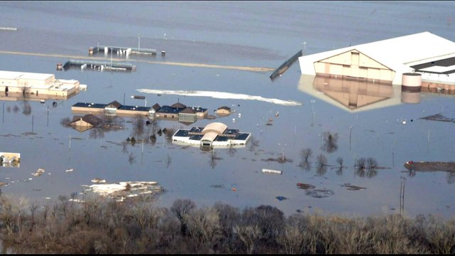US extreme weather: More warnings after 'bomb cyclone'
