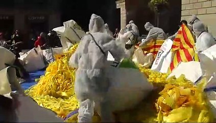 Antiindependentistas vuelcan miles de lazos amarillos frente al Palau de la Generalitat