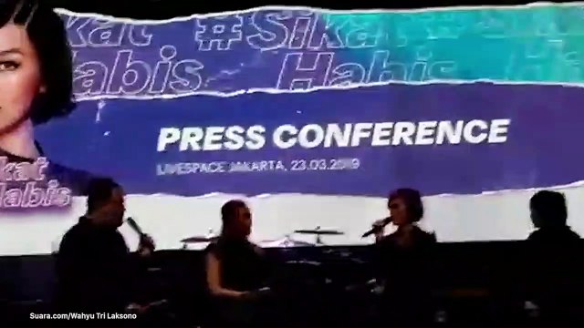 Ekspresi Agnez Mo saat Terima Penghargaan di iHeartRadio Music Award