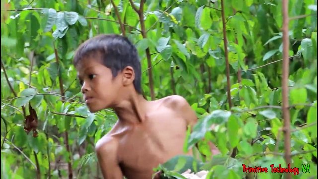 La Technologie Primitive - Manger de délicieuses - Cuisson du poulet griffes sur un rocher