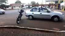 Homem se fere em colisão entre carro e moto no Claudete