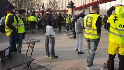 Les gilets jaunes aident la brasserie de la République à  ranger sa terrasse