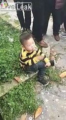 Scandale cet enfant... fume !