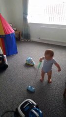 Ce bébé copie son père qui passe l'aspirateur !
