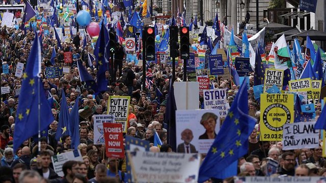 Brexit: Δεκάδες χιλιάδες διαδηλωτές ζητούν δεύτερο δημοψήφισμα