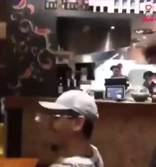 Un clients de restaurant vraiment pas content de son poulet... Attendez la fin