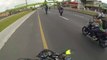 Ce biker tente d'arreter une moto sans pilote... Raté