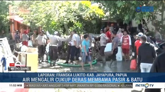 Warga Sentani Mulai Bersihkan Rumah dari Sisa Banjir
