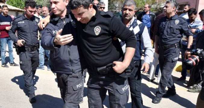 Komşuları Tarafından Şikayet Edilen Zanlı, Evine Gelen Polis Memurunu Bıçakladı