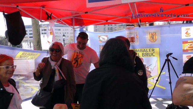 La entidad española «Timbaler del Bruc» recauda fondos para ayudar a los «Quita Lazos» en Cataluña