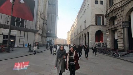 حلا تستكشف شوارع ميلانو مع والدتها