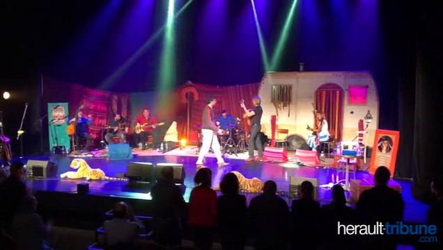 Yvan le bolloc'h et sa guitare au théâtre de l'Ardaillon Vias