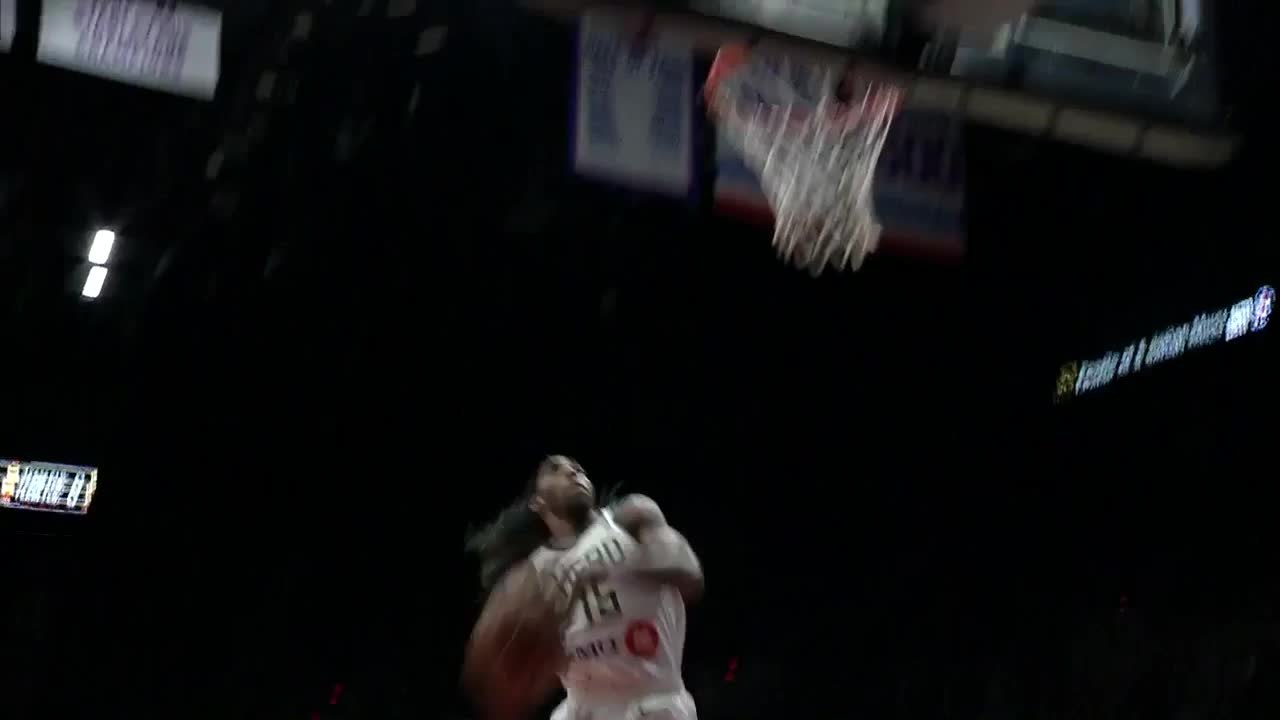 Michael Qualls attacks the rim!