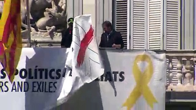 Retiran los lazos de la fachada del Palau de la Generalitat