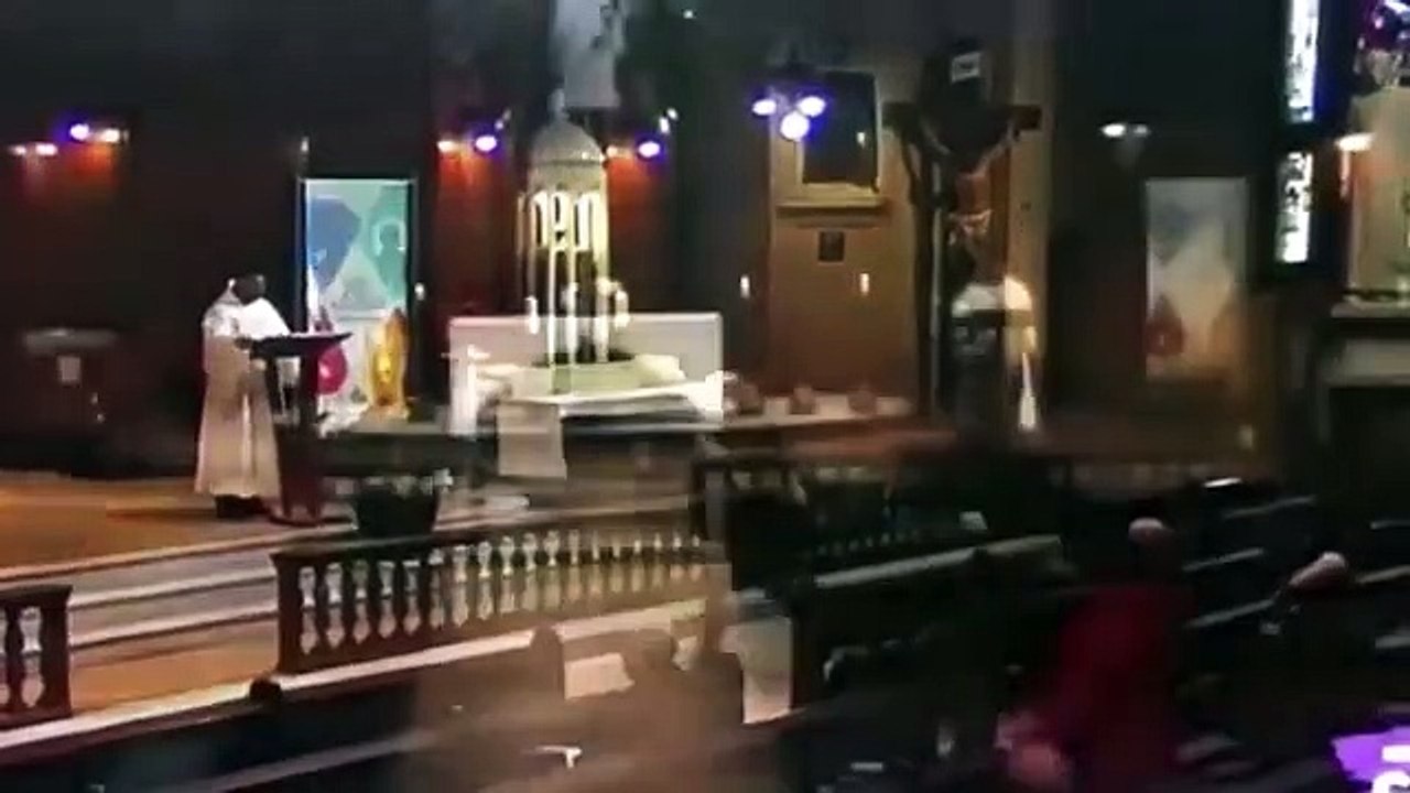 Padre é esfaqueado durante missa no Canadá