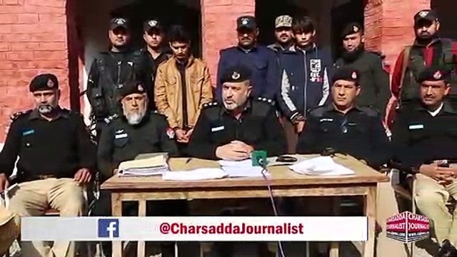 Charsadda Police In Action - Khyber Watch Charsadda, Dost Ny Dost Ko Larki ke lie . . . .